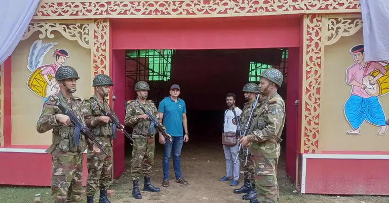 দুর্গাপূজা উপলক্ষে সেনাবাহিনীর টহল